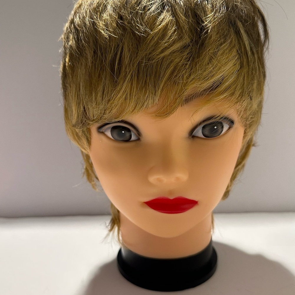 Stylish Blonde Women's Wig Short Cut